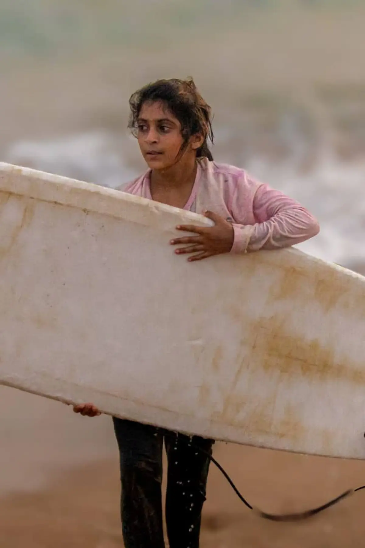 بانوی موج‌سوار در حال آغاز تمرین موج‌سواری