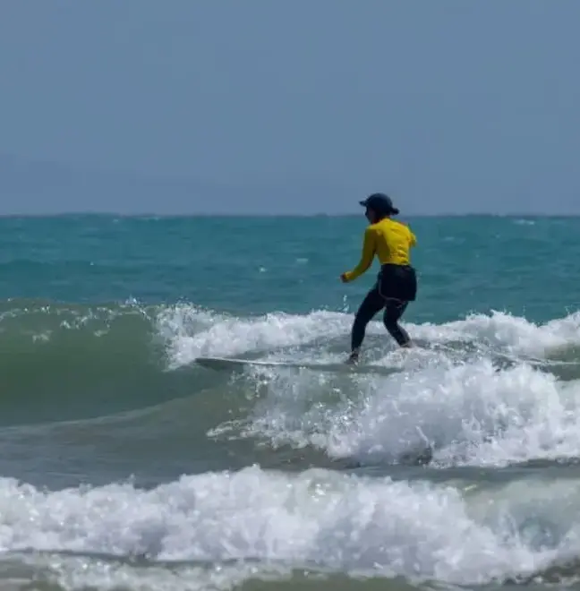 ورزشکار خانم باشگاه رمین در حال موج‌سواری حرفه‌ای