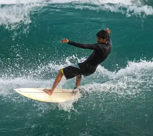 نمایی از موج‌سواری حرفه‌ای در دریای عمان