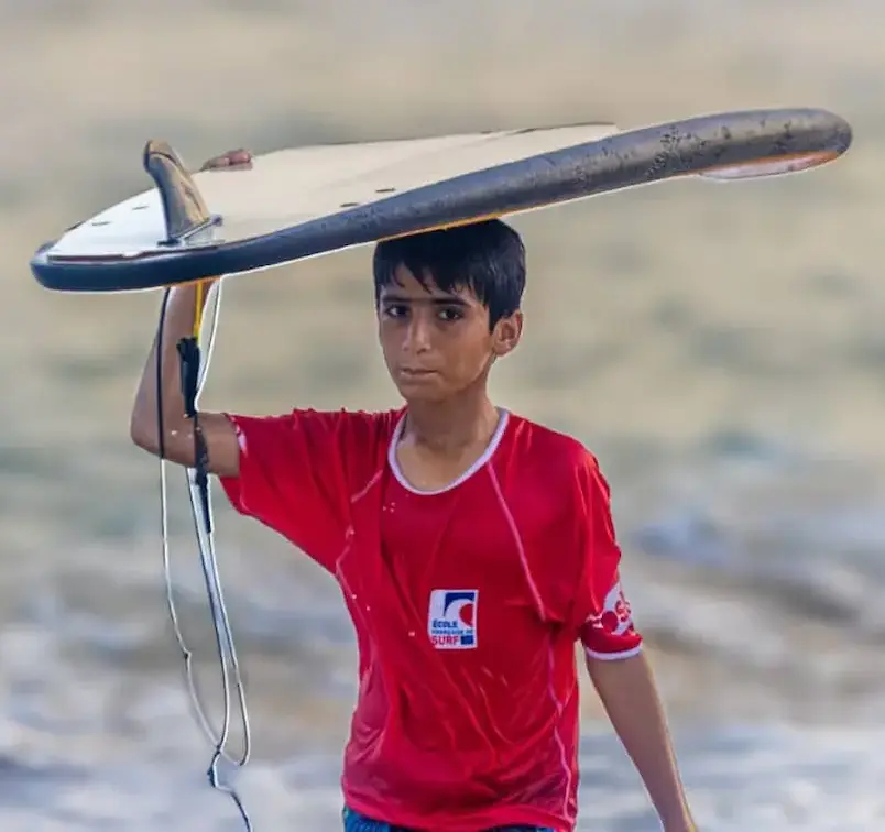 پسر نوجوان باشگاه رمین در حال ورود به آب برای تمرین