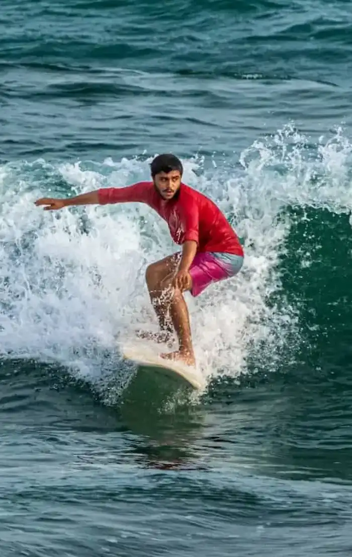 ورزشکار باشگاه رمین در حال اجرای موج‌سواری حرفه‌ای