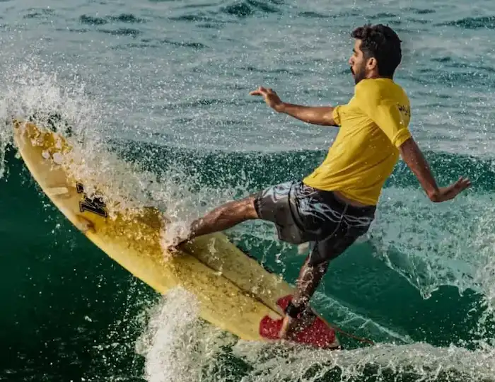 نمای هوایی از موج‌سواران در ساحل رمین