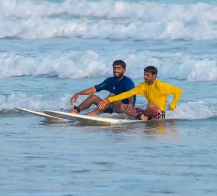 پسر موج‌سوار باشگاه رمین در حال اجرای حرکات حرفه‌ای