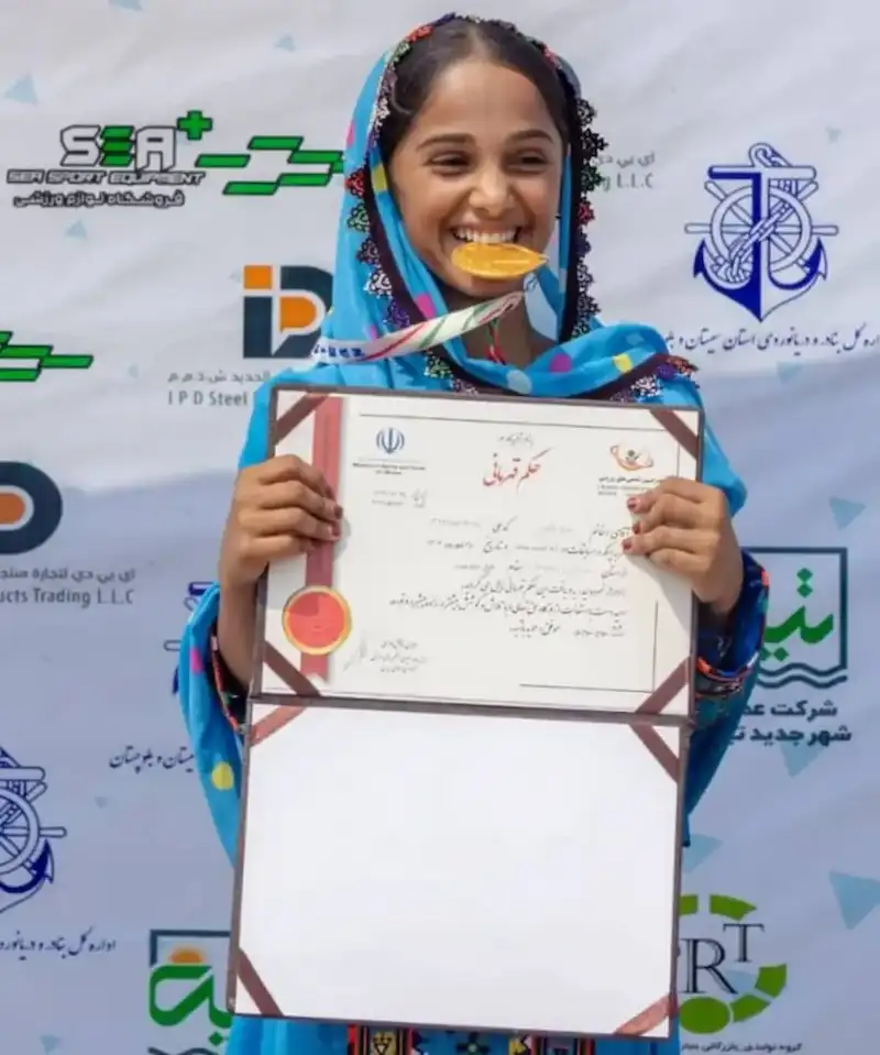 ورزشکار دختر باشگاه رمین در حال بوسیدن مدال