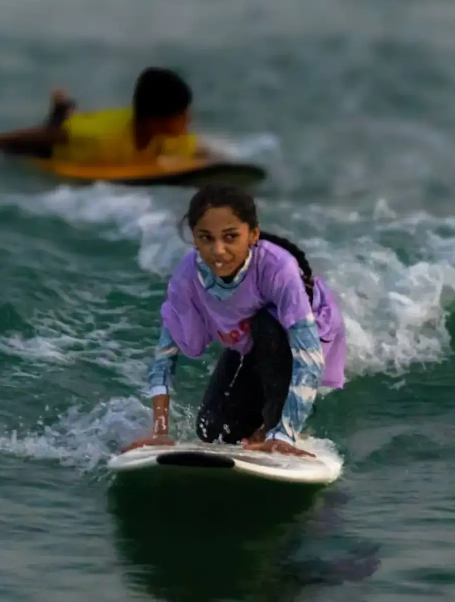 باشگاه موج‌سواری رمین - دختر نوجوان موج‌سواری